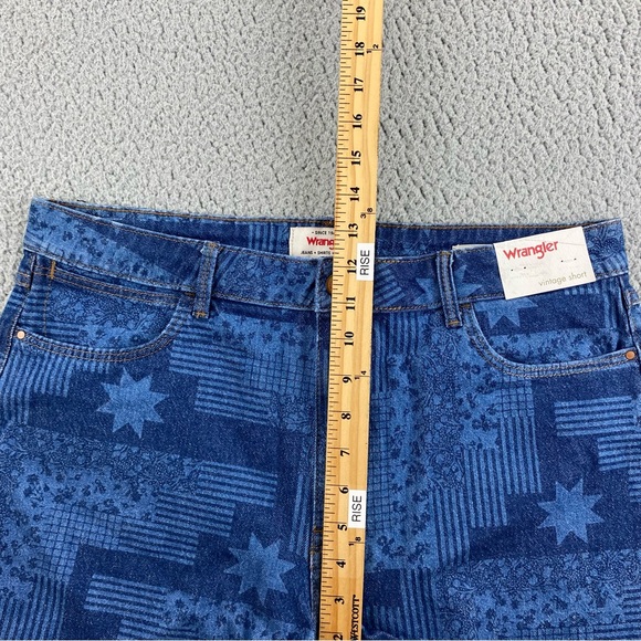 Wrangler Women's Mid-Rise Vintage Cutoff Quilted Star Shorts   |  Size:  12 - Picture 6 of 14